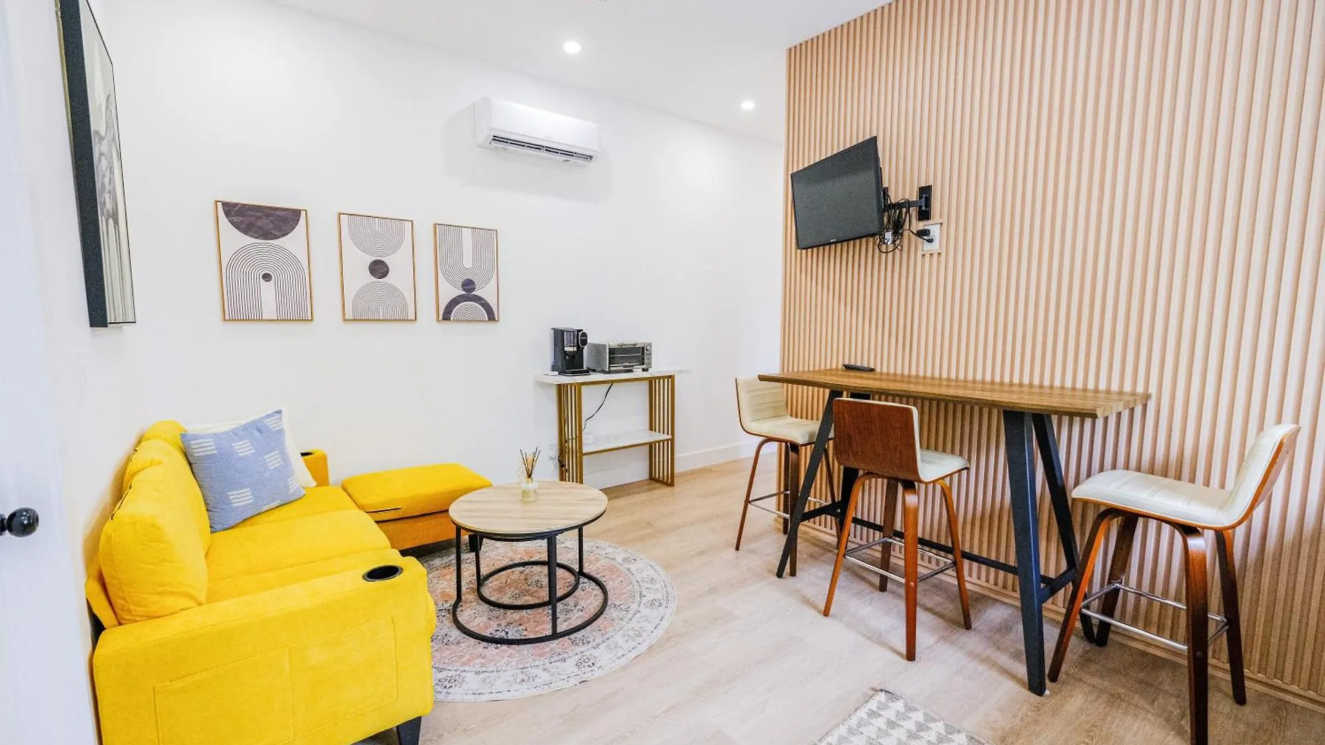 Homestay Adorable Modern Master Bedroom Near Colleges And K-Town Toronto
