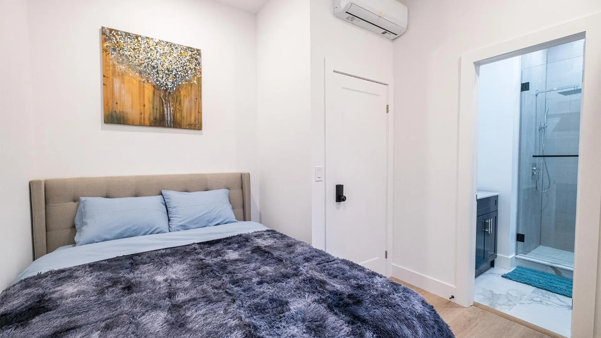 Adorable Modern Master Bedroom Near Colleges And K-Town Toronto