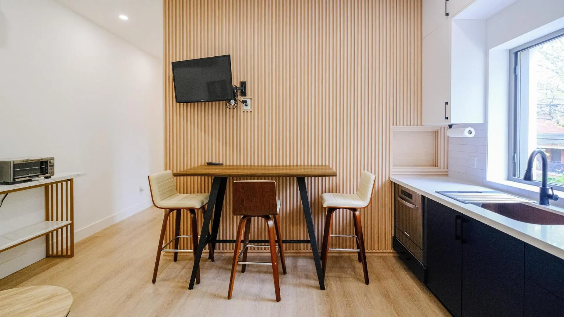 Adorable Modern Master Bedroom Near Colleges And K-Town Toronto