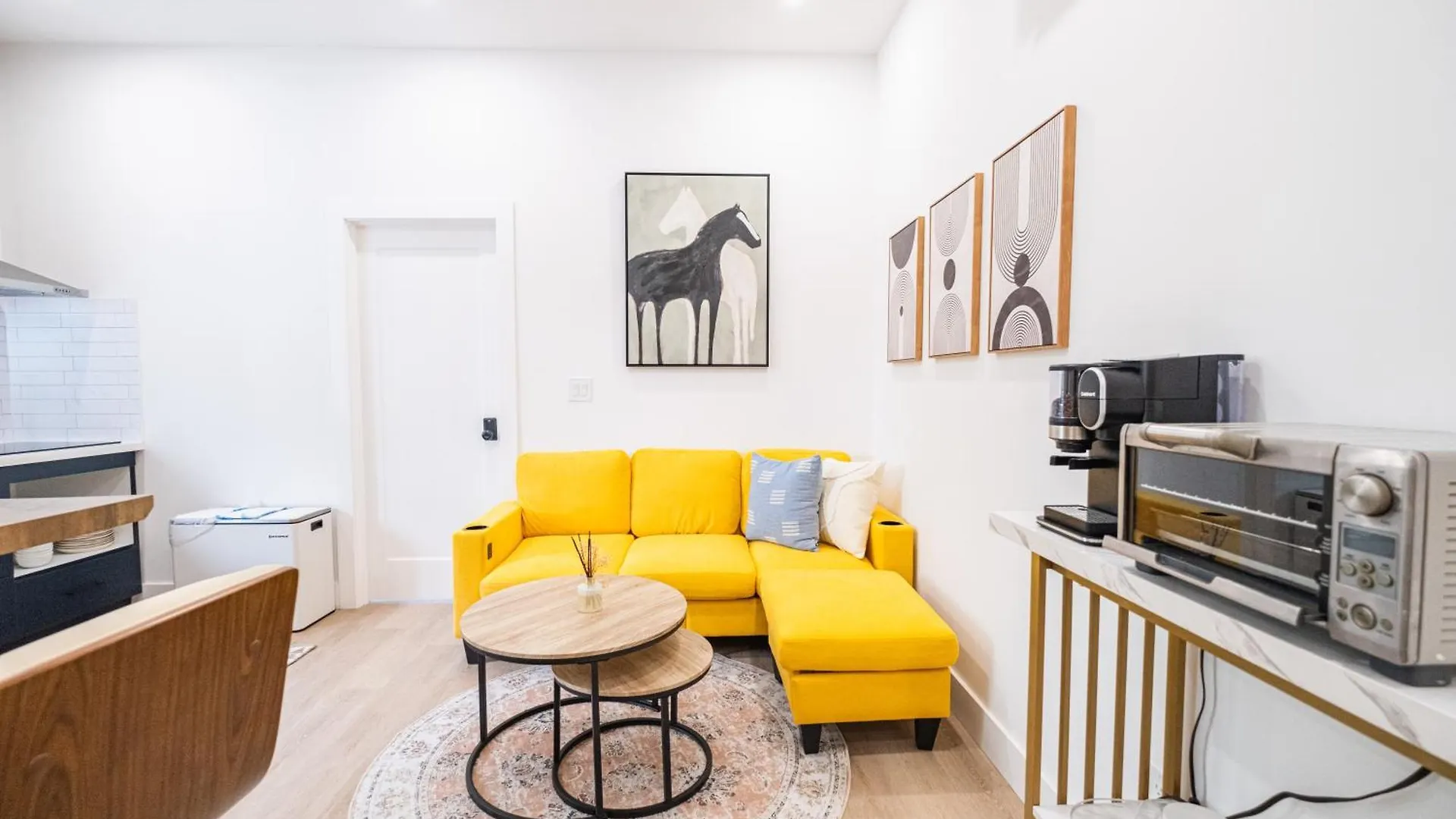 Homestay Adorable Modern Master Bedroom Near Colleges And K-Town Toronto