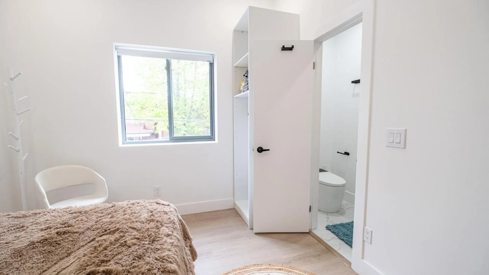 Adorable Modern Master Bedroom Near Colleges And K-Town Toronto 0*,