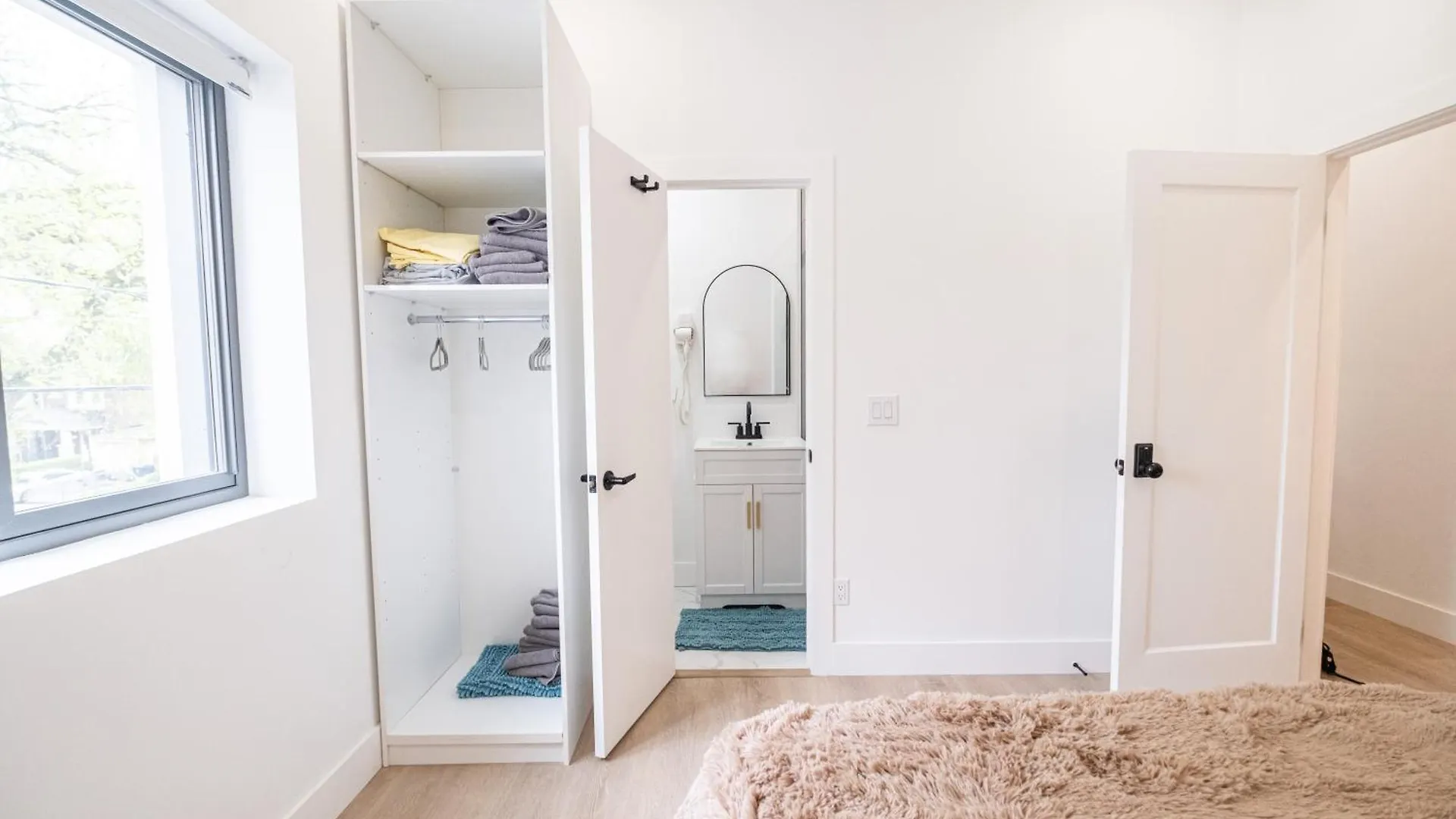 Adorable Modern Master Bedroom Near Colleges And K-Town تورونتو منزل للإقامة