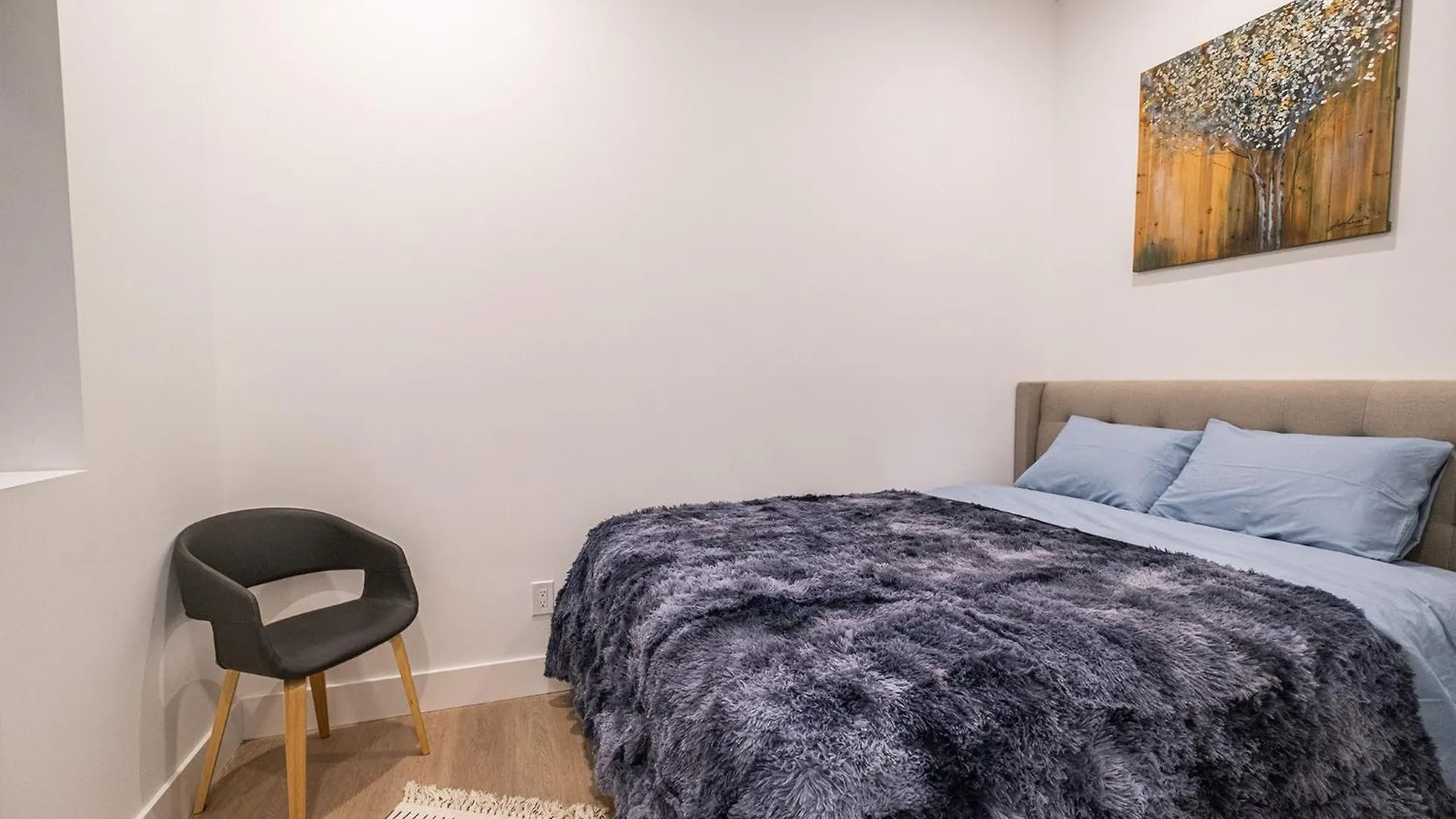 Adorable Modern Master Bedroom Near Colleges And K-Town Toronto 0*,  Kanada
