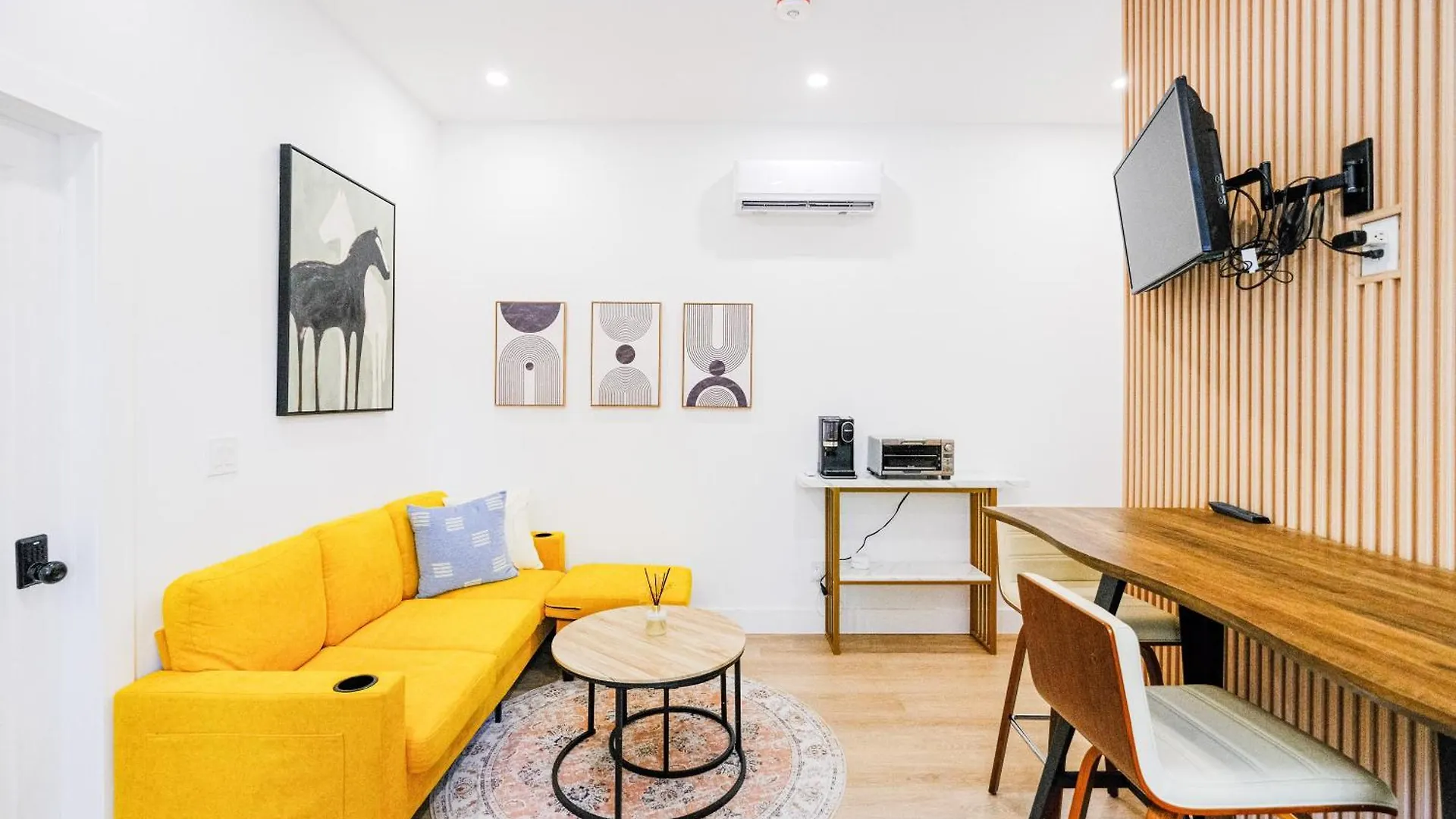 Adorable Modern Master Bedroom Near Colleges And K-Town Toronto Rum i privatbostad