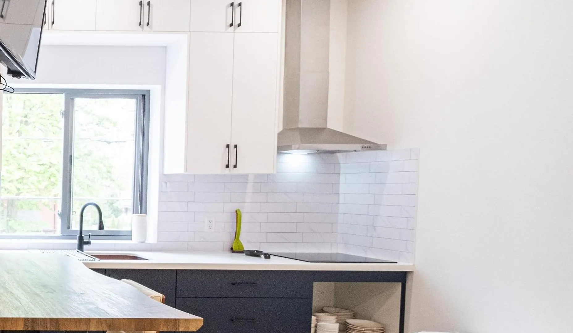 Adorable Modern Master Bedroom Near Colleges And K-Town Toronto Kanada