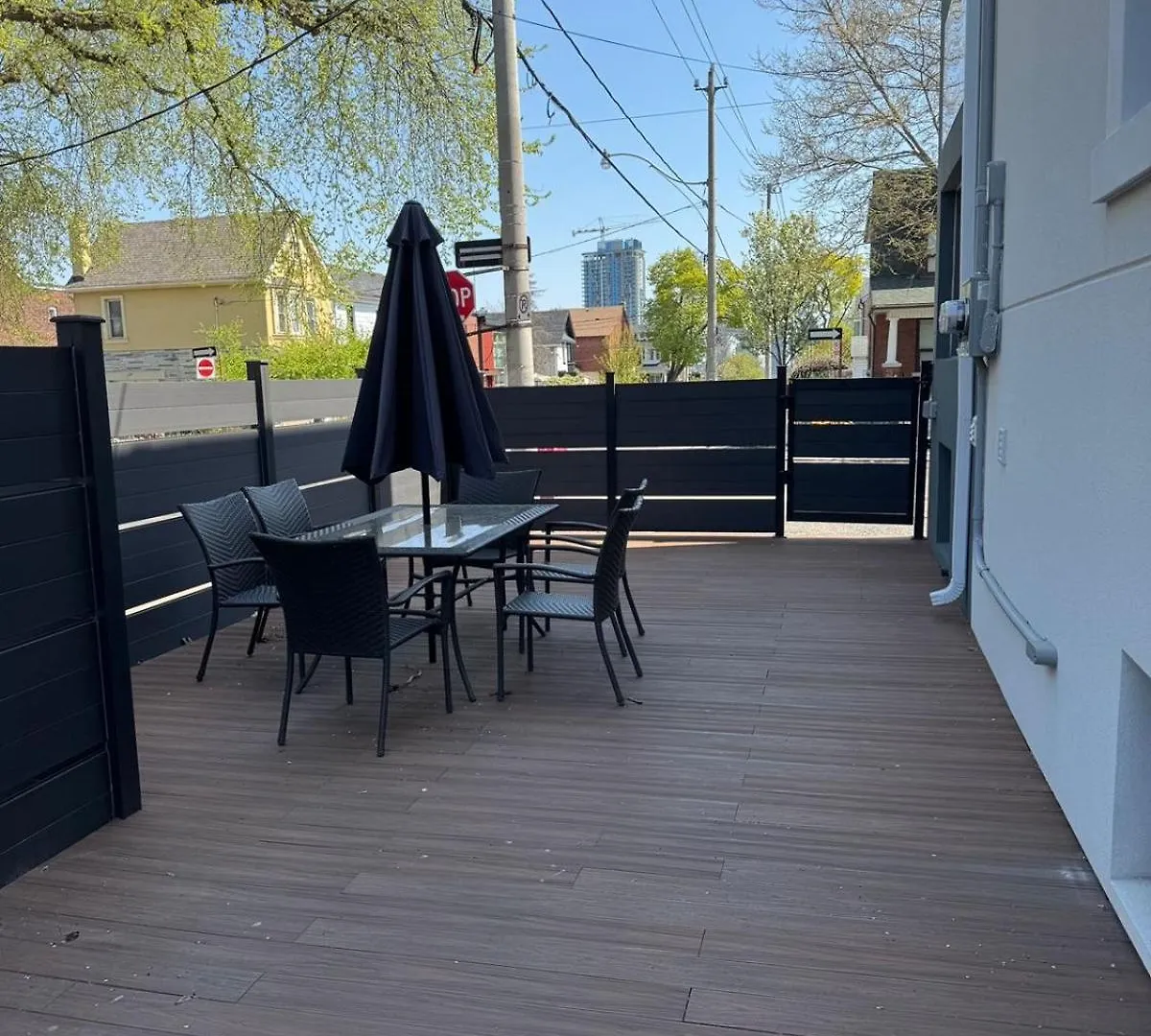 Rum i privatbostad Adorable Modern Master Bedroom Near Colleges And K-Town Toronto Kanada