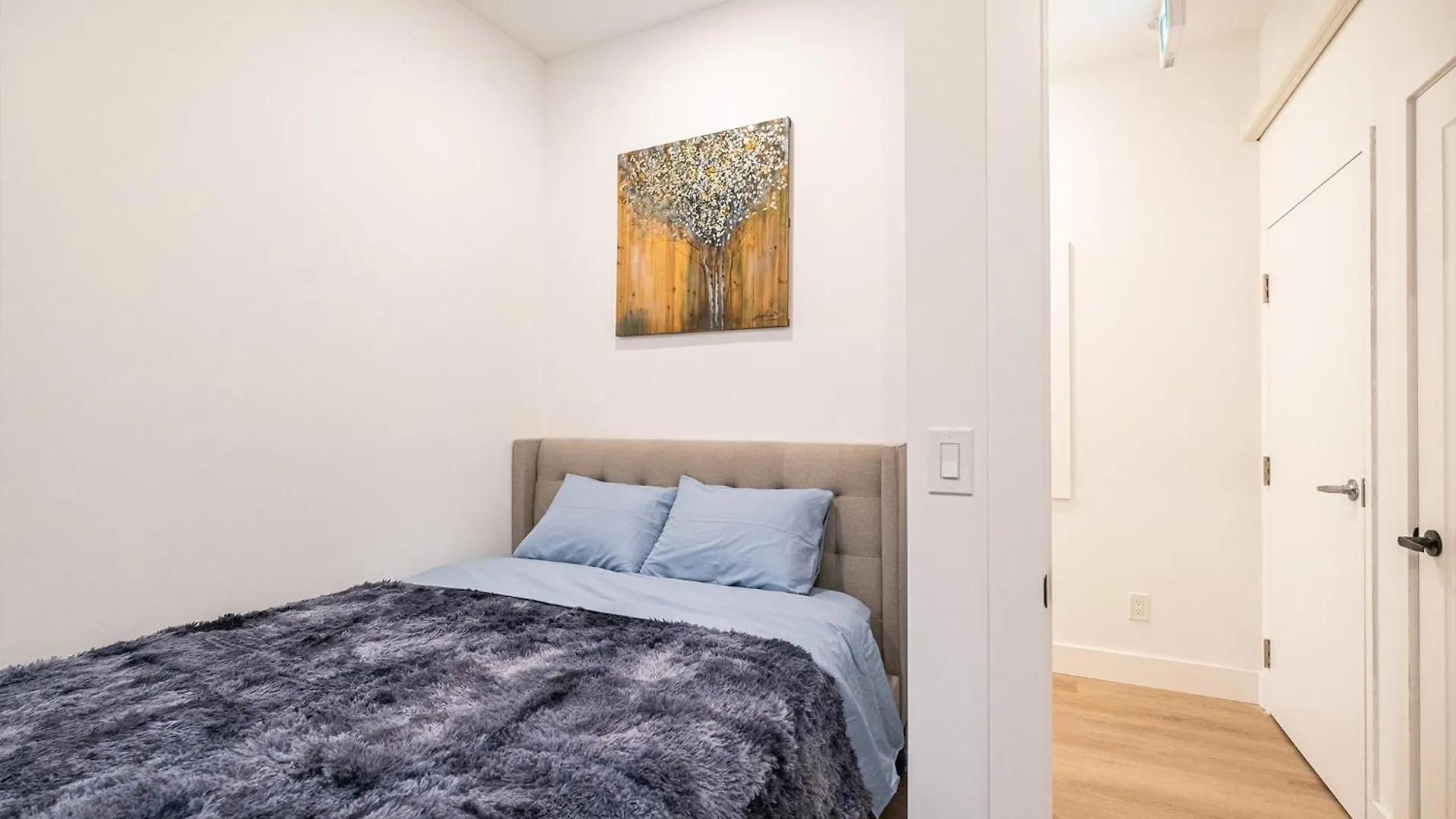Adorable Modern Master Bedroom Near Colleges And K-Town Toronto 0*,