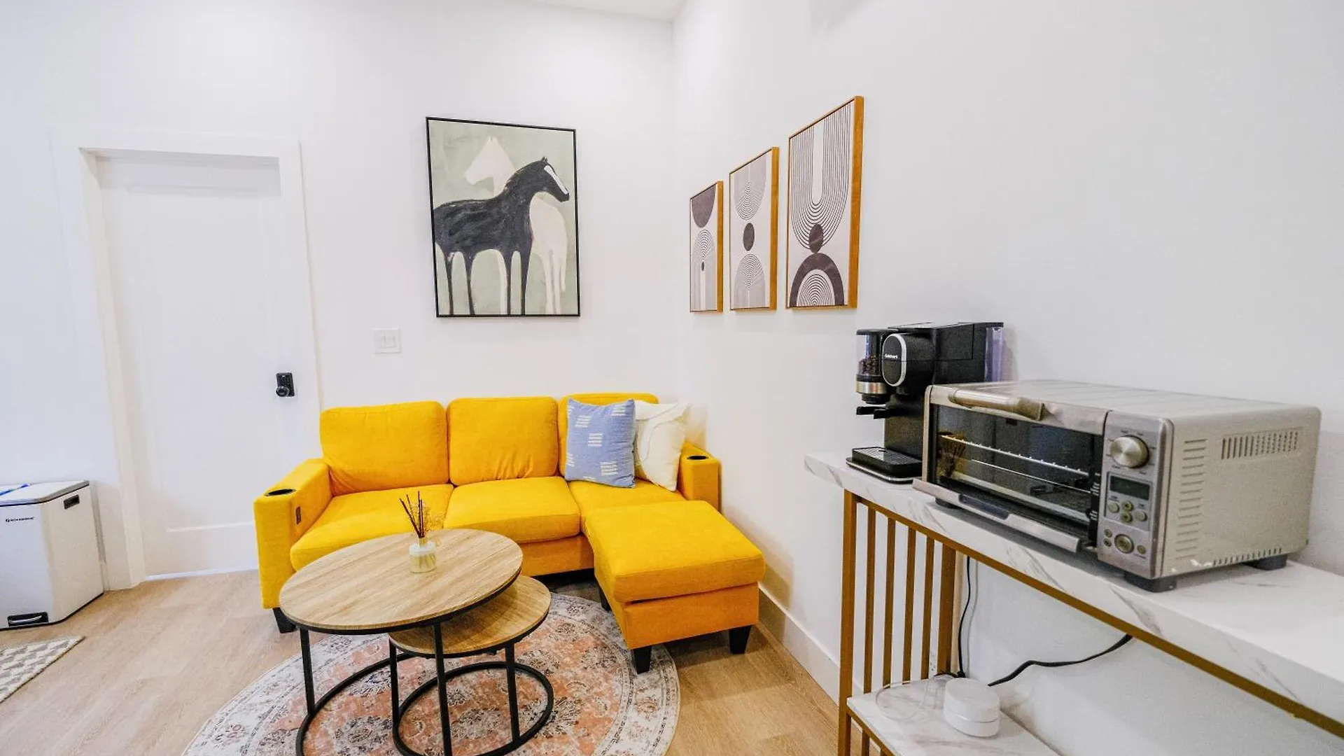 Adorable Modern Master Bedroom Near Colleges And K-Town تورونتو